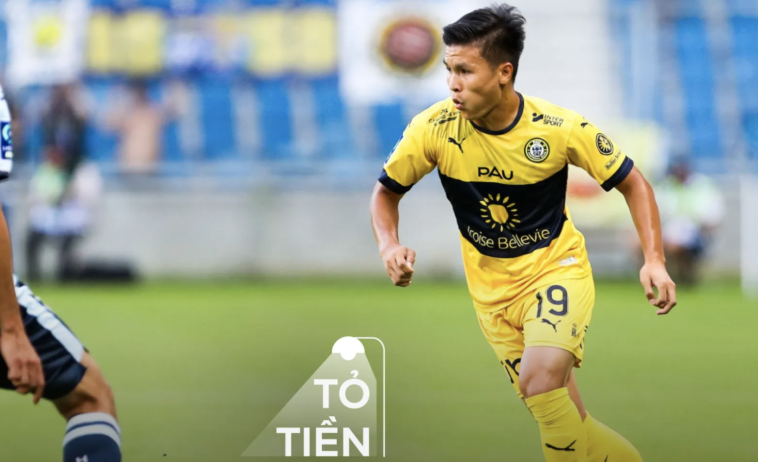Tiêu đề: Kỹ Thuật Di Chuyển Trong Bóng Đá: Bí Quyết Thắng NhanhMeta Description: Khám phá kỹ thuật di chuyển trong bóng đá với tylecacuoc.me. Tìm hiểu các kỹ thuật cơ bản, tầm quan trọng và cách luyện tập để trở thành cầu thủ xuất sắc. Khi nhắc đến bóng đá, chúng ta không thể bỏ qua tầm quan trọng của kỹ thuật di chuyển. Đây là nền tảng giúp các cầu thủ thực hiện tốt các kỹ thuật khác như chuyền bóng, sút bóng, và dắt bóng. Trong bài viết này, cùng tylecacuoc.me khám phá chi tiết về các kỹ thuật di chuyển cơ bản trong bóng đá. Tìm Hiểu Kỹ Thuật Di Chuyển Trong Bóng Đá Kỹ Thuật Di Chuyển Cơ Bản Kỹ thuật di chuyển trong bóng đá bao gồm nhiều bước cơ bản mà bất kỳ cầu thủ nào cũng cần nắm vững. Dưới đây là những kỹ thuật quan trọng nhất: Chạy: Đây là kỹ thuật cơ bản nhất, đòi hỏi cầu thủ phải hạ thấp trọng tâm để tăng tốc độ và giữ thăng bằng. Chạy có thể bao gồm chạy ziczac, chạy thường, và chạy giật lùi. Mỗi loại chạy đều có mục đích riêng, giúp cầu thủ thích nghi với các tình huống khác nhau trên sân. Chạy ziczac giúp tránh đối thủ bằng cách thay đổi hướng liên tục, trong khi chạy thường được sử dụng khi cần di chuyển nhanh trên sân. Chạy giật lùi là kỹ thuật tạo khoảng trống bằng cách giả vờ chạy về phía sau trước khi đột phá về phía trước. Dừng Đột Ngột: Kỹ thuật này giúp cầu thủ chuyển hướng nhanh chóng trong các tình huống thi đấu. Nó đòi hỏi sự linh hoạt và khả năng giữ thăng bằng tốt. Khi dừng đột ngột, cầu thủ cần giữ chân trụ vững để không bị ngã và quan sát tình hình trên sân để quyết định hướng di chuyển tiếp theo. Điều này giúp cầu thủ phản ứng nhanh chóng trước các tình huống bất ngờ. Chuyển Thân: Kỹ thuật này được sử dụng để chuyển từ trạng thái phòng ngự sang phản công hoặc ngược lại. Nó đòi hỏi sự nhanh nhẹn và khả năng quan sát tốt. Cầu thủ cần sử dụng động tác giả để đánh lừa đối thủ và tạo khoảng trống. Quan sát tình hình trên sân giúp cầu thủ quyết định thời điểm chuyển thân phù hợp, tạo điều kiện cho các đợt phản công hiệu quả. Bật Nhảy: Kỹ thuật này giúp cầu thủ cướp bóng trên không. Nó đòi hỏi sức bật tốt và khả năng phán đoán điểm rơi của bóng. Để thực hiện kỹ thuật này hiệu quả, cầu thủ cần tập luyện để tăng sức bật và khả năng bật cao. Phán đoán điểm rơi của bóng giúp cầu thủ bắt bóng chính xác và tạo cơ hội ghi bàn. Đi Bộ: Mặc dù đơn giản, đi bộ là cơ hội để cầu thủ hồi sức và quan sát tình hình trên sân. Trong các trận đấu, đi bộ giúp cầu thủ giảm mệt mỏi và hồi phục năng lượng. Đồng thời, nó cũng là thời điểm để quan sát đối thủ và đồng đội, từ đó quyết định chiến thuật tiếp theo. Tầm Quan Trọng Của Kỹ Thuật Di Chuyển Kỹ thuật di chuyển chiếm một vị trí quan trọng trong bóng đá vì phần lớn thời gian trên sân, các cầu thủ không khống chế bóng. Hoạt động không bóng bao gồm việc di chuyển để tạo khoảng trống, hỗ trợ đồng đội, và gây áp lực lên đối thủ. Kỹ thuật di chuyển tốt giúp cầu thủ tạo ra lợi thế trên sân, từ đó thực hiện các động tác tấn công hoặc phòng ngự hiệu quả hơn. Ngoài ra, di chuyển linh hoạt cũng giúp giảm thiểu rủi ro bị đối thủ bắt bài, tạo điều kiện cho các tình huống bất ngờ. Các Loại Chạy Trong Bóng Đá Chạy là một phần không thể thiếu trong kỹ thuật di chuyển. Dưới đây là các loại chạy cơ bản: Chạy Ziczac: Loại chạy này giúp cầu thủ tránh đối thủ bằng cách thay đổi hướng liên tục. Nó đòi hỏi sự linh hoạt và khả năng giữ thăng bằng tốt. Chạy ziczac thường được sử dụng khi cầu thủ cần vượt qua nhiều đối thủ trong một khoảng cách ngắn. Chạy Thường: Đây là loại chạy thẳng, thường được sử dụng khi cầu thủ cần di chuyển nhanh trên sân. Chạy thường giúp cầu thủ tiết kiệm thời gian và tăng tốc độ, đặc biệt trong các tình huống phản công nhanh. Chạy Giật Lùi: Loại chạy này giúp cầu thủ tạo khoảng trống bằng cách giả vờ chạy về phía sau trước khi đột phá về phía trước. Kỹ thuật này đòi hỏi sự nhanh nhẹn và khả năng quan sát tốt để đánh lừa đối thủ. Một Số Kỹ Thuật Khác Kỹ Thuật Dừng Đột Ngột Dừng đột ngột là kỹ thuật giúp cầu thủ thay đổi hướng nhanh chóng. Nó đòi hỏi sự linh hoạt và khả năng giữ thăng bằng tốt. Khi thực hiện kỹ thuật này, cầu thủ cần giữ chân trụ vững để không bị ngã và quan sát tình hình trên sân để quyết định hướng di chuyển tiếp theo. Điều này giúp cầu thủ phản ứng nhanh chóng trước các tình huống bất ngờ và tạo ra lợi thế trên sân. Kỹ Thuật Chuyển Thân Chuyển thân là kỹ thuật giúp cầu thủ chuyển từ trạng thái phòng ngự sang phản công hoặc ngược lại. Nó đòi hỏi sự nhanh nhẹn và khả năng quan sát tốt. Cầu thủ cần sử dụng động tác giả để đánh lừa đối thủ và tạo khoảng trống. Quan sát tình hình trên sân giúp cầu thủ quyết định thời điểm chuyển thân phù hợp, tạo điều kiện cho các đợt phản công hiệu quả. Chuyển thân cũng giúp cầu thủ thích nghi với các tình huống khác nhau trên sân, từ đó tăng khả năng kiểm soát trận đấu. Kỹ Thuật Bật Nhảy Bật nhảy là kỹ thuật giúp cầu thủ cướp bóng trên không. Nó đòi hỏi sức bật tốt và khả năng phán đoán điểm rơi của bóng. Để thực hiện kỹ thuật này hiệu quả, cầu thủ cần tập luyện để tăng sức bật và khả năng bật cao. Phán đoán điểm rơi của bóng giúp cầu thủ bắt bóng chính xác và tạo cơ hội ghi bàn. Bật nhảy cũng là kỹ thuật quan trọng trong các tình huống phạt góc hoặc phạt đền, nơi mà khả năng cướp bóng trên không là chìa khóa để ghi bàn. Kỹ Thuật Đi Bộ Đi bộ là kỹ thuật đơn giản nhưng quan trọng trong bóng đá. Nó giúp cầu thủ hồi sức và quan sát tình hình trên sân. Trong các trận đấu, đi bộ giúp cầu thủ giảm mệt mỏi và hồi phục năng lượng. Đồng thời, nó cũng là thời điểm để quan sát đối thủ và đồng đội, từ đó quyết định chiến thuật tiếp theo. Đi bộ cũng giúp cầu thủ giữ được sự tập trung và bình tĩnh, điều cần thiết để đưa ra quyết định chính xác trong các tình huống phức tạp. Luyện Tập Kỹ Thuật Di Chuyển Để luyện tập kỹ thuật di chuyển hiệu quả, cầu thủ cần thực hiện các bài tập sau: Tập Chạy: Chạy là kỹ thuật cơ bản, cần được luyện tập thường xuyên. Cầu thủ nên tập chạy ziczac, chạy thường, và chạy giật lùi để tăng tốc độ và sự linh hoạt. Tập Dừng Đột Ngột: Cầu thủ cần tập dừng đột ngột để tăng khả năng linh hoạt và phản ứng nhanh chóng. Tập Chuyển Thân: Điều này giúp cầu thủ tăng khả năng quan sát và phản ứng nhanh. Tập Bật Nhảy: Cầu thủ cần tập bật nhảy để tăng sức bật và khả năng cướp bóng trên không. Kết Luận Kỹ thuật di chuyển là nền tảng quan trọng trong bóng đá, giúp cầu thủ thực hiện tốt các kỹ thuật khác và tạo ra lợi thế trên sân. Bằng cách luyện tập và nắm vững các kỹ thuật di chuyển cơ bản, các cầu thủ có thể cải thiện hiệu suất thi đấu và đạt được thành công trong môn thể thao vua này. 